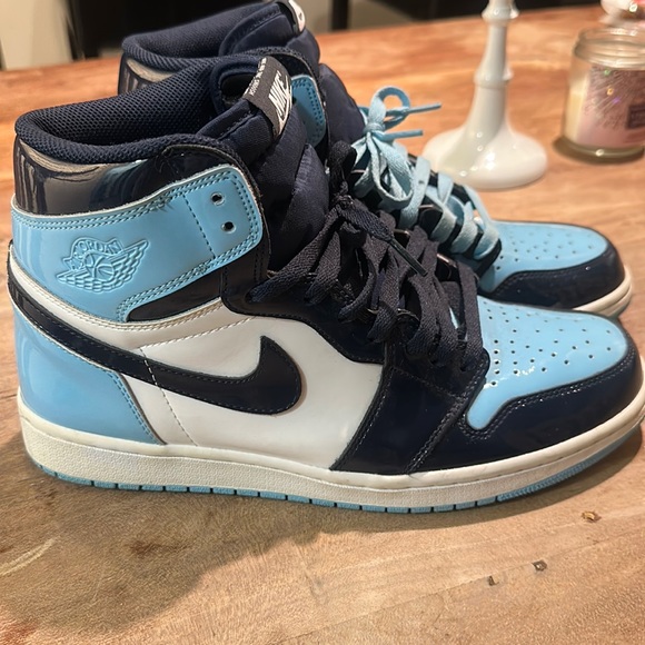 Does not come with box. Worn once great condition!